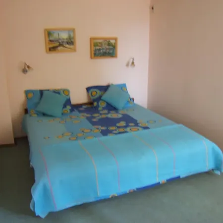 Regina's Guest house 3*