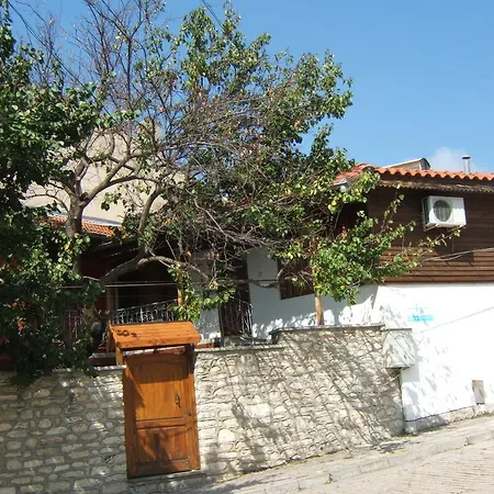 Regina's Guest house 3*